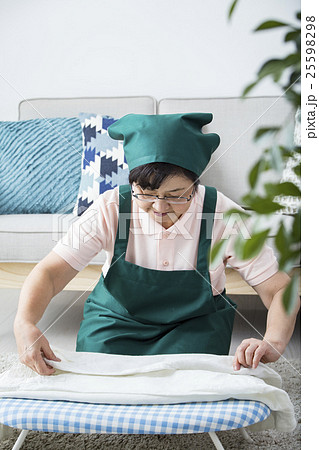 アイロンをかけるシニアハウスキーパー 25598298