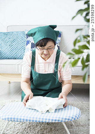アイロンをかけるシニアハウスキーパー 25598299