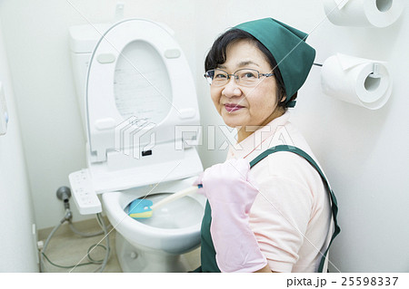 トイレを掃除するシニアハウスキーパー 25598337