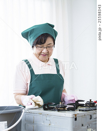 ガスコンロを掃除するシニアハウスキーパー 25598343