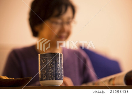 夜に雑誌を読むシニア女性 25598453