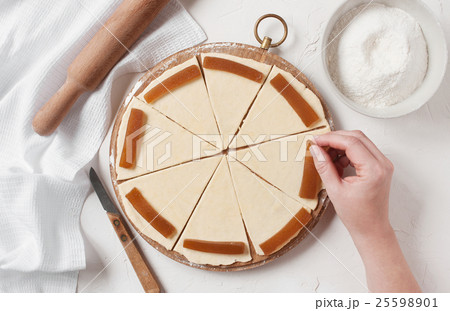 Women's hands prepare sweets 25598901
