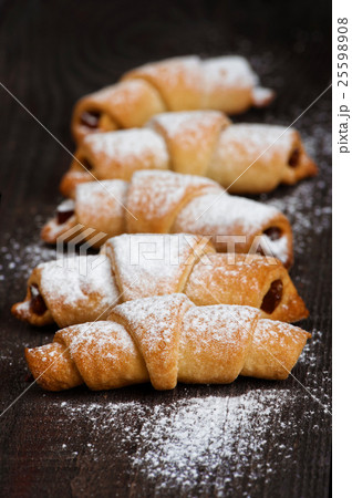 Freshly baked cookies on the wooden table 25598908