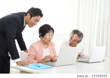 パソコンを習うシニア夫婦 25599993
