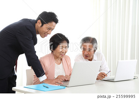 パソコンを習うシニア夫婦 25599995