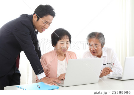 パソコンを習うシニア夫婦 25599996