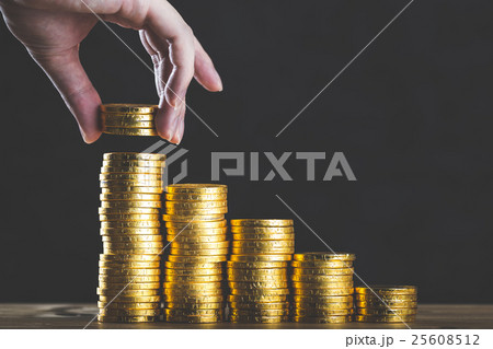 金貨を積み上げる人の手 25608512