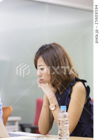 デスクワークの女性 25609594