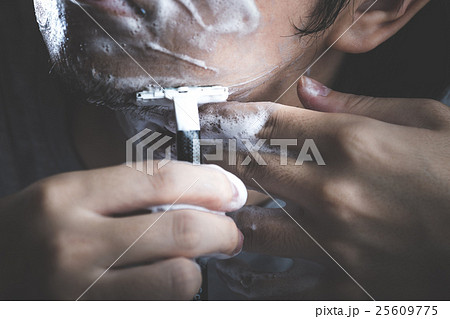 男性 髭剃り 25609775