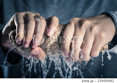 タオルを絞る男性の手の写真素材 [25609982] - PIXTA
