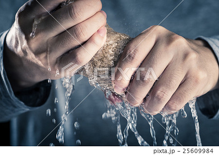 タオルを絞る男性の手の写真素材 [25609984] - PIXTA