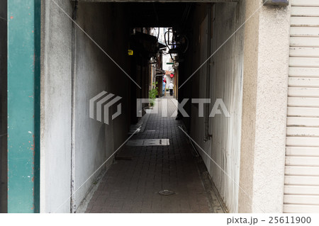 京都祇園の町並み、路地裏 25611900