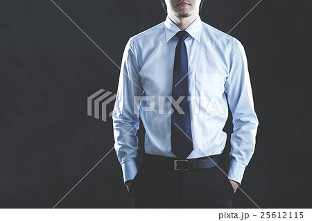 スーツを着ている男性 黒背景 25612115