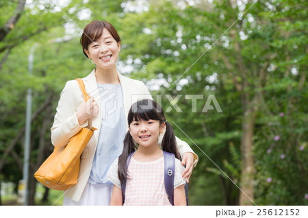 ワーキングマザーと娘 25612152
