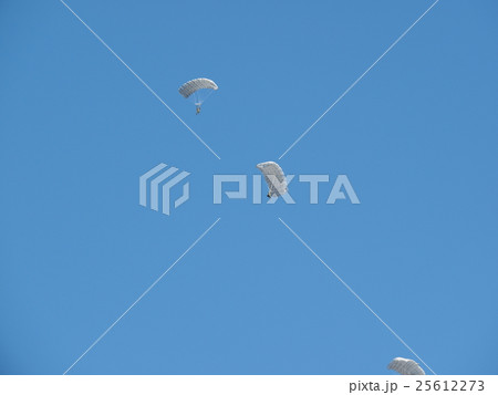 千葉県船橋市の習志野駐屯地で新春に行われる降下訓練始めで青空を落下する落下傘 25612273