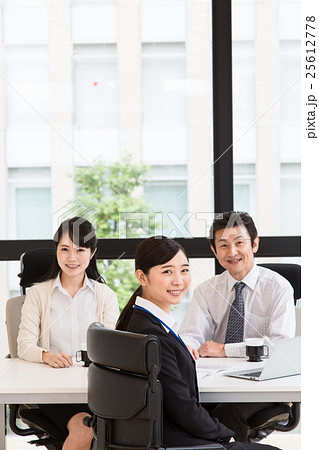 部内ミーティングをしている男女　ビジネスシーン 25612778