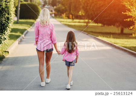 young family mother and daughter young family mother and daughter 25613124