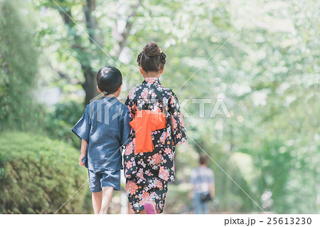 Yukata (an informal cotton kimono) 25613230