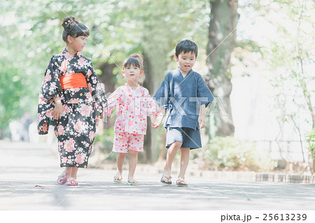 Yukata (an informal cotton kimono) Yukata (an informal cotton kimono) 25613239