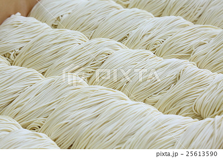 ラーメンの麺 25613590