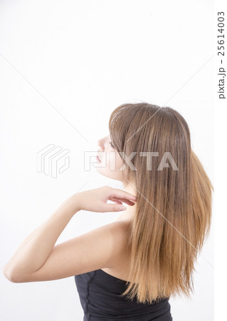 ビューティー イメージ 髪 後ろ姿 横顔 チューブトップ 茶髪 の写真素材