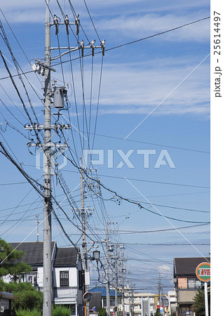 日本の路地風景 電信柱列 電柱列の写真素材