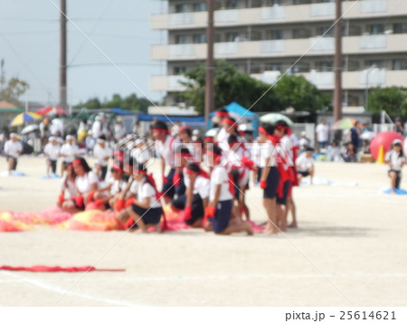 運動会の応援合戦 25614621