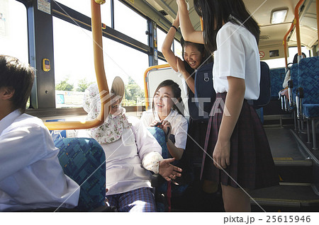 バス車内　おばあちゃんと会話する女子中高生 25615946
