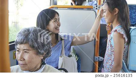バス車内　親子 25616135