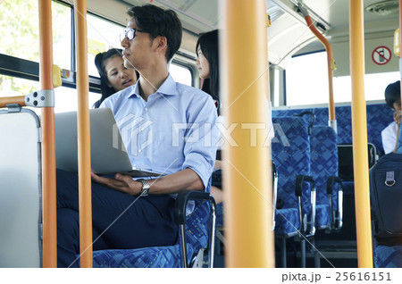 バス通勤　ビジネスマン 25616151