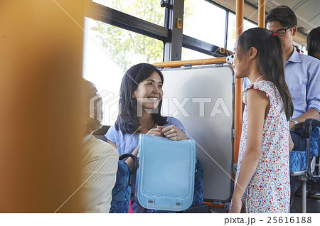 バス車内 親子 バス車内 親子 25616188