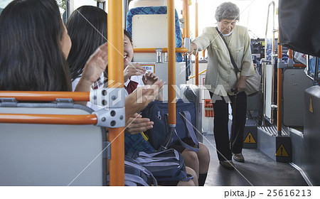 バス車内　マナー違反 25616213