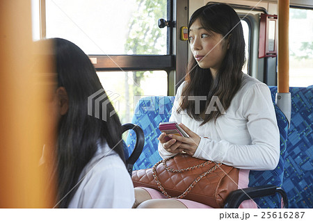 バス車内 女性の写真素材