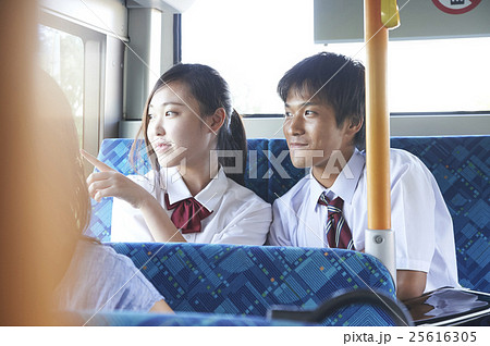 バス通学　高校生カップル 25616305