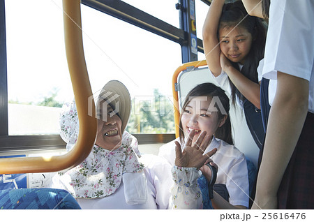 バス車内　おばあちゃんと会話する女子中高生 25616476