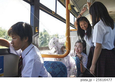 バス車内　おばあちゃんと会話する女子中高生 25616477