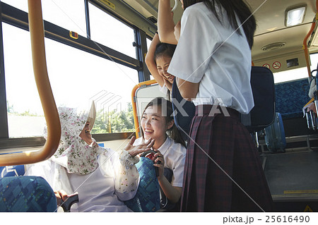 バス車内　おばあちゃんと会話する女子中高生 25616490
