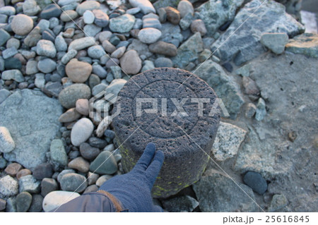 雄山の三角点をタッチ 25616845