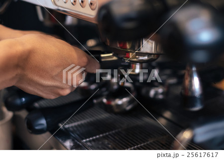 Hand preparing a fresh coffee at cafe. close up. 25617617