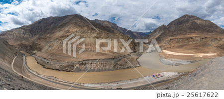 Confluence of Indus and Zanskar River in India 25617622