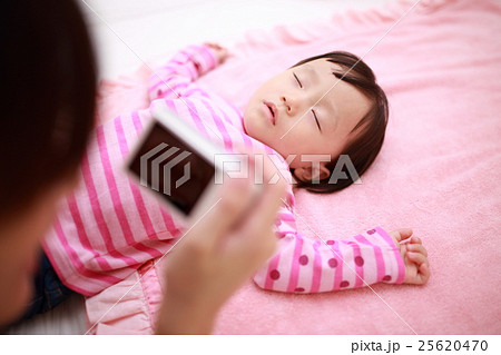赤ちゃん (記念撮影 ベビー 幼児 女の子 1才 1歳 ママ 母親 寝る 昼寝 眠る 主婦) 25620470