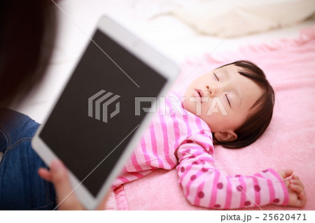 赤ちゃん (記念撮影 ベビー 幼児 女の子 1才 1歳 ママ 母親 寝る 昼寝 眠る 主婦) 赤ちゃん (記念撮影 ベビー 幼児 女の子 1才 1歳 ママ 母親 寝る 昼寝 眠る 主婦) 25620471