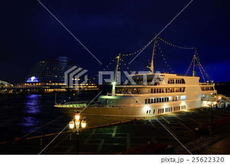 夜の港と旅客船 25622320