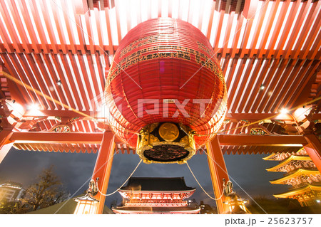 Kaminarimon, People pray for New Year 25623757