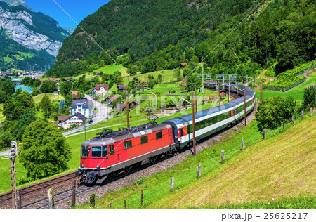 Intercity train climbs up the Gotthard railway - Intercity train climbs up the Gotthard railway - 25625217