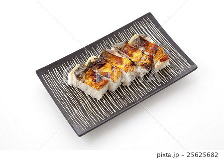 黒い角皿の上の焼き鯖寿司俯瞰 25625682