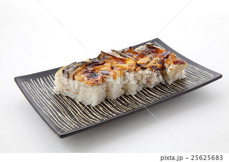黒い角皿の上の焼き鯖寿司 25625683
