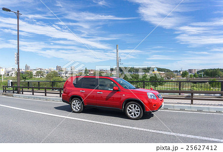 SUV多用途車 道路走行 ドライブ 乗用車  SUV多用途車 道路走行 ドライブ 乗用車  25627412