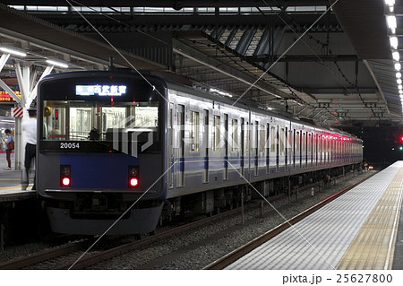 所沢駅に停車中の西武新宿線20050系（各停-8両編成：西武新宿⇔本川越） 25627800