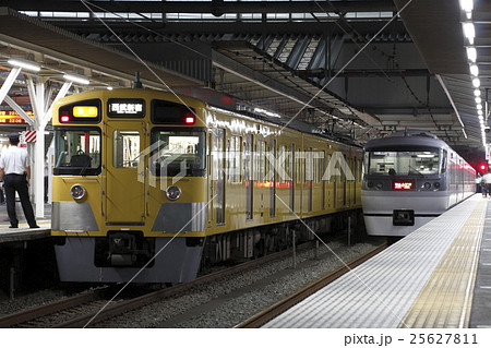 所沢駅に停車中の西武新宿線(各停・特急小江戸) 所沢駅に停車中の西武新宿線(各停・特急小江戸) 25627811